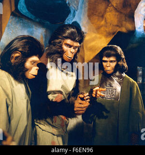 DATE DE PARUTION : Feb 08, 1968. Titre du film : La Planète des singes. STUDIO : 20th Century Fox. Résumé : Taylor et deux autres astronautes sortent de l'hibernation profonde pour trouver que leur navire est en panne. S'échapper avec un peu plus de vêtements qu'ils constatent qu'ils ont atterri sur une planète où les hommes sont pré-lingual et non civilisé alors que les singes ont appris la parole et la technologie. Taylor est capturé et emmené à la Ville des singes après endommager sa gorge alors qu'il est silencieux et ne peut pas communiquer avec les singes. Sur la photo : Une scène du film. Banque D'Images