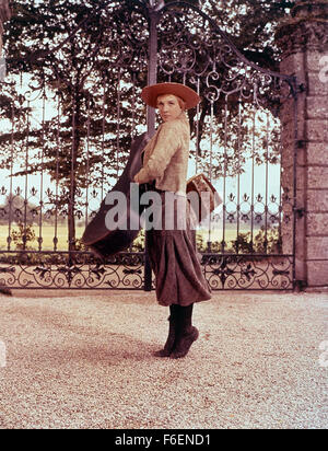 Titre du film : LE SON DE LA MUSIQUE. Réalisateur : Robert Wise. STUDIO : 20th Century Fox. Résumé : Basé sur la Baronne Maria von Trapp's 1949 autobiographie, l'histoire suit une jeune moniale, Maria (Julie Andrews), qui est envoyé pour s'occuper des sept enfants turbulents d'un capitaine de la marine militaire, veuf (Christopher Plummer). Elle a finalement gagne le cœur des enfants - et le capitaine - mais leur vie est menacée par l'invasion des nazis sur leur cher pays. autrichien Gagnant de 5 Oscars dont : Meilleur Film, Meilleur Réalisateur (SAGE), de la musique. Photo : JULIE ANDR Banque D'Images