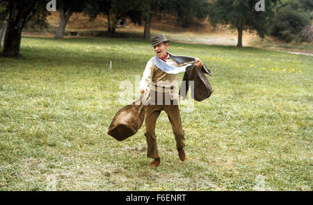 DATE DE SORTIE : 1968. STUDIO : Warner Brothers. Résumé : un mystérieux irlandais Finian, et sa belle fille Sharon, arriver un jour à Rainbow Valley, une petite ville méridionale de métayers du tabac dans la mythique état d'Missitucky. La ville a son propre rêveur résident, Woody Mahoney, qui pense qu'il pourrait être en mesure de mettre la ville sur la carte par le croisement avec le tabac menthe pour qu'elle grandira déjà mentholé. Finian's venu à la ville parce qu'il a volé un leprechaun's pot d'or et les plans à la planter dans le sol de sorte qu'il va croître plus rapidement. Mais bientôt arrive. Photo : Fred Astaire Banque D'Images