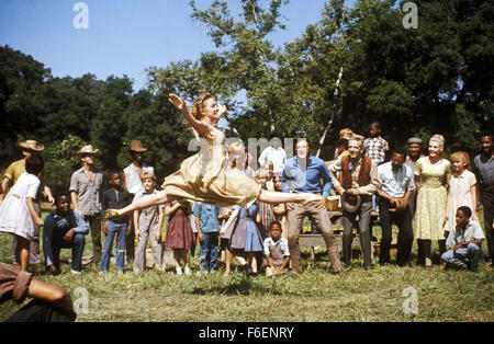 DATE DE SORTIE : 1968. STUDIO : Warner Brothers. Résumé : un mystérieux irlandais Finian, et sa belle fille Sharon, arriver un jour à Rainbow Valley, une petite ville méridionale de métayers du tabac dans la mythique état d'Missitucky. La ville a son propre rêveur résident, Woody Mahoney, qui pense qu'il pourrait être en mesure de mettre la ville sur la carte par le croisement avec le tabac menthe pour qu'elle grandira déjà mentholé. Finian's venu à la ville parce qu'il a volé un leprechaun's pot d'or et les plans à la planter dans le sol de sorte qu'il va croître plus rapidement. Mais bientôt arrive. Banque D'Images