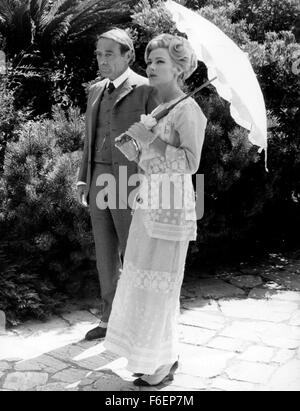 19 juillet 1965 - Rome, Italie, le célèbre acteur américain, GARY MERRILL tourne à Rome un film psycho-detective sur 1912, dans une belle villa à Florence. L'acteur sera un juge anglais, qui passe son temps à Florence. À côté de Gary Merrill est une jeune actrice allemande ELGA ANDERSEN, qui a été révélé par Albert Camus dans le film 'Los Bandeirantes'. La photo montre Gary Merrill et Elga dans une scène du film à Rome. (Crédit Image : KEYSTONE Photos c USA) Banque D'Images