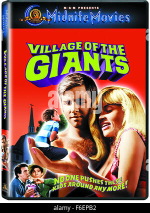 DATE DE SORTIE : Octobre 20, 1965. Titre du film : Village of the Giants. STUDIO : Berkeley Productions. Terrain inventsgoo:accidentellement Genius qui provoque des choses vivantes de croître rapidement à une taille énorme. Voyant une occasion de s'enrichir, certains adolescents délinquants voler thegoo et, à la suite d'un ose sophomoric, consomment eux-mêmes et devenir trente pieds de haut. Ils prennent ensuite le contrôle de la ville par l'enlèvement de la fille du shérif et danser suggestivement. Sur la photo : . Banque D'Images