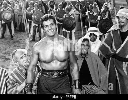 DATE DE SORTIE : Oct 29th, 1965. Titre du film : Gladiatore che sfido l'Impero Il aka Défi du Gladiator (US). STUDIO : Columbia Pictures. Résumé : Le sénateur romain traître Lucius Quintilius prévoit un voyage en secret la Thrace pour récupérer un trésor légendaire. Il est accompagné de sa fille Livia se faisant passer pour une jeune esclave chrétienne, son homme de main Commodio cruelle, et Terenzius, un ex-gladiateur et Nero semblable qui les Thraces locaux d'imbéciles en leur faisant croire qu'il est le véritable empereur. Mais Lucius's plans sont contrecarrés par Spartacus et sa bande de rebelles qui réussissent à capturer le trésor pour la Thrace. W Banque D'Images