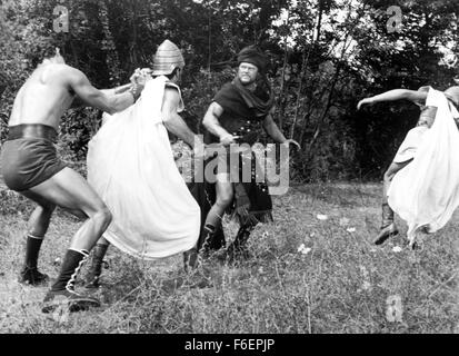 DATE DE SORTIE : Oct 29th, 1965. Titre du film : Gladiatore che sfido l'Impero Il aka Défi du Gladiator (US). STUDIO : Columbia Pictures. Résumé : Le sénateur romain traître Lucius Quintilius prévoit un voyage en secret la Thrace pour récupérer un trésor légendaire. Il est accompagné de sa fille Livia se faisant passer pour une jeune esclave chrétienne, son homme de main Commodio cruelle, et Terenzius, un ex-gladiateur et Nero semblable qui les Thraces locaux d'imbéciles en leur faisant croire qu'il est le véritable empereur. Mais Lucius's plans sont contrecarrés par Spartacus et sa bande de rebelles qui réussissent à capturer le trésor pour la Thrace. W Banque D'Images