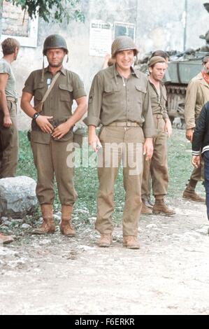 Apr 11, 1970 ; Hollywood, CA, USA ; Telly Savalas (centre) en tant que maître Sgt. Big Joe dans la guerre, action, comédie ''Kelly's Heroes'' réalisé par Brian G. Hutton. Banque D'Images