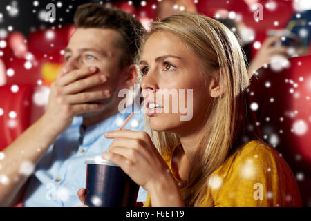 Amis ou couple watching Horror movie Banque D'Images