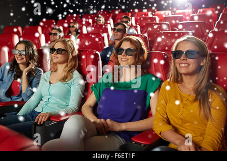 Happy female friends watching movie en 3d Theatre Banque D'Images