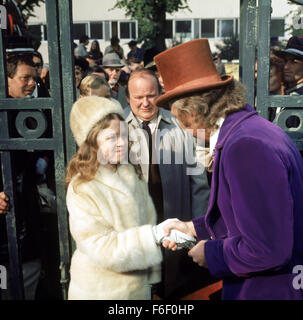 Jun 30, 1971 ; Hollywood, CA, USA ; acteur GENE WILDER (en violet) stars comme Willy Wonka et DENISE NICKERSON comme Violet Beauregarde dans la Paramount Pictures fantasy classique, "Willy Wonka et la Chocolaterie". Banque D'Images