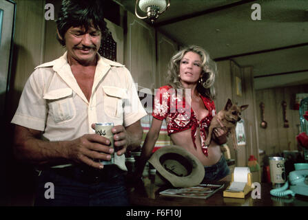 22 mai, 1975 ; , l'Espagne ; acteur Charles BRONSON stars comme Nick Colton et Jill IRELAND comme Ann Wagner dans le Tom Gries drame action dirigée, 'Breakout'. Banque D'Images