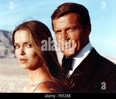 DATE DE SORTIE : Juillet 07, 1977. Titre du film : The Spy Who Loved Me. STUDIO : Sony Pictures. Résumé : Les Britanniques découvrent que quelqu'un a mis au point une façon de suivre les sous-marins et offre la technologie au plus offrant. Une crise internationale se brise lorsqu'un sous-marin de la Royal Navy Polaris équipé de seize ogives nucléaires disparaît lors d'une patrouille. L'agent britannique James Bond envoyer pour fixer le dispositif de suivi et de localiser le navire manquant avant que ses missiles sont lancés à l'Ouest. Photo : BARBARA BACH comme principaux Anya Amasova, Roger Moore, James Bond. Banque D'Images