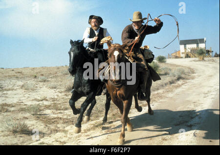 DATE DE SORTIE : juillet 1979. Titre du film : Le Frisco Kid. STUDIO : les studios de Burbank. PLOT : un rabbin polonais se promène dans le vieux ouest sur sa façon de conduire une synagogue à San Francisco. Sur la façon dont il est presque condamné au bûcher par les Indiens et presque tué par des hors-la-loi. Sur la photo : Gene Wilder comme Avram Belinski, Harrison Ford comme Tommy Lillard. Banque D'Images