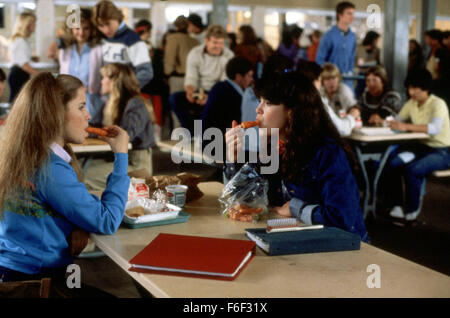 Aug 13, 1982 ; Los Angeles, CA, USA ; Jennifer Jason Leigh et Phoebe CATES star comme Stacy et Linda Hamilton Barrett dans la comédie "Fast times at Ridgemont High" réalisé par Amy Heckerling. Banque D'Images