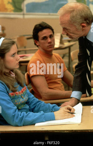 Aug 13, 1982 ; Los Angeles, CA, USA ; Jennifer Jason Leigh et RAY WALSTON star comme Stacy et M. Hamilton Main dans la comédie "Fast times at Ridgemont High" réalisé par Amy Heckerling. Banque D'Images