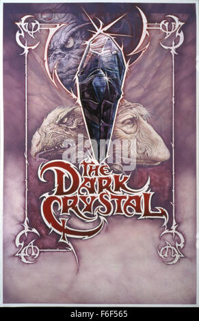 DATE DE SORTIE : Décembre 17, 1982 TITRE DE LA VIDÉO : le Dark Crystal Réalisateur : Jim Henson et Frank Oz STUDIO : Jim Henson Productions PLOT : une autre planète, une autre époque. Il y a 1000 ans le Dark Crystal a été endommagé par l'un des Urskeks et une ère de chaos a commencé. Maintenant le temps de la grande conjonction des trois soleils est proche. Si le cristal n'est pas guéri maintenant le contrôle du mal Skekses durera pour toujours. Jen la dernière des Gelflings presque exterminés par des monstres contrôlés par les Skekses commence son dangereux périple pour trouver le fragment manquant du cristal. Va-t-il être en mesure de guérir les c Banque D'Images