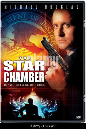 DATE DE SORTIE : 5 août 1983 TITRE DE LA VIDÉO : la Star Chamber Réalisateur : Peter Hyams STUDIO : 20th Century Fox PLOT : dégoûté avec les criminels s'échapper du système judiciaire par l'intermédiaire de techniques, un jeune juge idéaliste mène une autre méthode pour punir le coupable sur la photo : MICHAEL DOUGLAS comme juge de la Cour supérieure a Steven R. Hardin (crédit Image : c 20th Century Fox/photos) Banque D'Images
