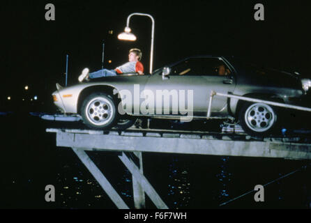 DATE DE SORTIE : 5 août 1983 TITRE DE LA VIDÉO : Risky Business Director : Paul Brickman STUDIO : Geffen Pictures PLOT : une banlieue de Chicago teenager's parents partir en vacances, et il coupe lâche. Un voyage non autorisé dans la Porsche de son père signifie un besoin pour beaucoup d'argent, qu'il soulève de manière créative sur la photo : TOM CRUISE comme Joel Goodsen (crédit Image : c Geffen Pictures/photos) Banque D'Images