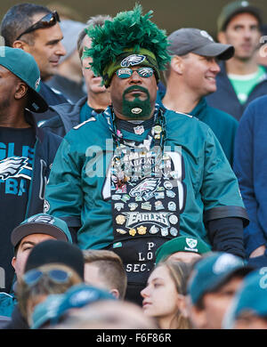 17 novembre 2015 - Philadelphie, Pennsylvanie, États-Unis : un ventilateur des aigles au cours de l'action de la NFL entre les dauphins de Miami et le Philadelphia Eagles à Lincoln Financial Field à Philadelphie, Pennsylvanie. Les Dauphins a vaincu les Eagles 20-19. Duncan Williams/CSM Banque D'Images