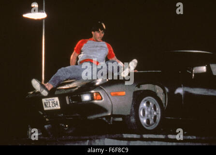 DATE DE SORTIE : 5 août 1983 TITRE DE LA VIDÉO : Risky Business Director : Paul Brickman STUDIO : Geffen Pictures PLOT : une banlieue de Chicago teenager's parents partir en vacances, et il coupe lâche. Un voyage non autorisé dans la Porsche de son père signifie un besoin pour beaucoup d'argent, qu'il soulève de manière créative sur la photo : TOM CRUISE comme Joel Goodsen (crédit Image : c Geffen Pictures/photos) Banque D'Images