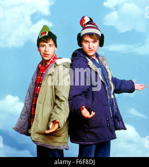 DATE DE SORTIE : Août 26, 1983 TITRE DE LA VIDÉO : Les aventures de Bob et Doug McKenzie : Strange Brew Réalisateur : Rick Moranis et Dave Thomas STUDIO : MGM RÉSUMÉ : Quelque chose est pourri à la brasserie d'Elseneur. Bob et Doug Mackenzie aide le PAM à retrouver l'orphelin brewery fondée par son père décédé récemment. Mais pour ce faire, ils doivent faire face au maître brasseur suspectes et deux équipes de joueurs de hockey vicieux SUR LA PHOTO : Rick MORANIS comme Bob McKenzie et Dave THOMAS comme Doug McKenzie (crédit Image : c MGM/photos) Banque D'Images