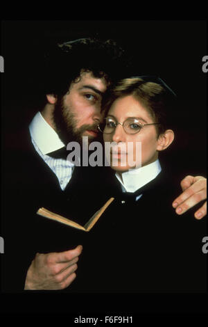 DATE DE SORTIE : 9 décembre 1983 TITRE DU FILM : Réalisateur : Yentl Barbra Streisand STUDIO : United Artists PLOT : une fille juive se déguise en garçon pour entrer dans la formation religieuse présenté : Barbra Streisand que Yentl et MANDY PATINKIN comme Avigdor (crédit Image : c United Artists/photos) Banque D'Images