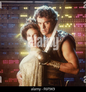 DATE DE SORTIE : Mars 16, 1984 TITRE DE LA VIDÉO : la glace Directeur : Stewart Raffill Pirates STUDIO : MGM RÉSUMÉ : Dans l'eau est la substance la plus précieuse. Deux pirates de l'espace sont capturés, vendus à une princesse, et recrutés pour aider à retrouver son père qui disparu lorsqu'il a trouvé des informations dangereuses pour les souverains. Un vrai space opera avec épée combat, explosions, combats de robots, monstres, combats de bar et le temps déforme la photo : MARY CROSBY en tant que Princesse Karina et Robert Urich comme Jason (crédit Image : c MGM/photos) Banque D'Images
