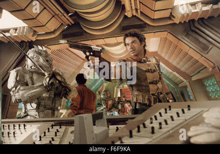 DATE DE SORTIE : Mars 16, 1984 TITRE DE LA VIDÉO : la glace Directeur : Stewart Raffill Pirates STUDIO : MGM RÉSUMÉ : Dans l'eau est la substance la plus précieuse. Deux pirates de l'espace sont capturés, vendus à une princesse, et recrutés pour aider à retrouver son père qui disparu lorsqu'il a trouvé des informations dangereuses pour les souverains. Un vrai space opera avec épée combat, explosions, combats de robots, monstres, combats de bar et le temps déforme la photo : ROBERT URICH comme Jason (crédit Image : c MGM/photos) Banque D'Images