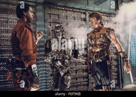 DATE DE SORTIE : Mars 16, 1984 TITRE DE LA VIDÉO : la glace Directeur : Stewart Raffill Pirates STUDIO : MGM RÉSUMÉ : Dans l'eau est la substance la plus précieuse. Deux pirates de l'espace sont capturés, vendus à une princesse, et recrutés pour aider à retrouver son père qui disparu lorsqu'il a trouvé des informations dangereuses pour les souverains. Un vrai space opera avec épée combat, explosions, combats de robots, monstres, combats de bar et le temps déforme la photo : MICHAEL D. ROBERTS comme Roscoe et Robert Urich comme Jason (crédit Image : c MGM/photos) Banque D'Images