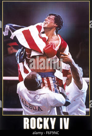 DATE DE SORTIE : Novembre 27, 1985 TITRE DE LA VIDÉO : Rocky IV Réalisateur : Sylvester Stallone STUDIO : MGM RÉSUMÉ : Rocky Balboa, heavyweight champion du monde, est l'entraîneur d'Apollo Creed dans un match d'exhibition contre Ivan Drago, un ''Superman'' boxer de l'Union soviétique. Lorsqu'Apollo est tué sur le ring par la brutale Drago, lui-même et promesses accuse Balboa pour venger la mort de son ami dans l'anneau sur la photo : Sylvester Stallone comme Rocky Balboa (crédit Image : c MGM/photos) Banque D'Images