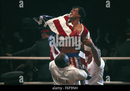 DATE DE SORTIE : Novembre 27, 1985 TITRE DE LA VIDÉO : Rocky IV Réalisateur : Sylvester Stallone STUDIO : MGM RÉSUMÉ : Rocky Balboa, heavyweight champion du monde, est l'entraîneur d'Apollo Creed dans un match d'exhibition contre Ivan Drago, un ''Superman'' boxer de l'Union soviétique. Lorsqu'Apollo est tué sur le ring par la brutale Drago, lui-même et promesses accuse Balboa pour venger la mort de son ami dans l'anneau sur la photo : Sylvester Stallone comme Rocky Balboa (crédit Image : c MGM/photos)) Banque D'Images