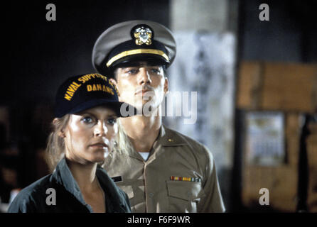 DATE DE SORTIE : Mars 30, 1984 TITRE DE LA VIDÉO : Purple Hearts Réalisateur : Sidney Furie Studio : The Ladd Company RÉSUMÉ : Photo : Inconnu CHERYL LADD comme Deborah Solomon et KEN WAHL comme Don Jardian (crédit Image : c La Société Ladd/photos) Banque D'Images