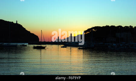 Coucher du soleil de Port de Soller - ombres et bateaux Banque D'Images