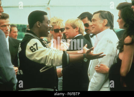 Déc 05, 1984 ; Los Angeles, CA, USA ; acteur Eddie Murphy stars comme Det. Axel Foley et Hugh Hefner lui-même comme dans la comédie de la Paramount, "Beverly Hills Cop." réalisé par Martin Brest. Banque D'Images