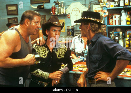 DATE DE SORTIE : Avril 30, 1986. Titre du film : Crocodile Dundee. STUDIO : Paramount Pictures. PLOT : New York Journaliste Sue se rend en Australie pour rencontrer et interviewer Michael J Crocodile Dundee, un homme qui dirige une entreprise de safari et a survécu à une attaque d'un crocodile. Après avoir passé quelques jours à visiter le parc safari, Sue Mick invite à revenir avec elle pour visiter New York. Comment le choc des cultures et différents style de vie affectent le bushman australien ? Comment faire les choses tourner quand Sue falls pour ses charmes ? Sur la photo : Paul Hogan comme Michael J. "Crocodile Dundee". Banque D'Images