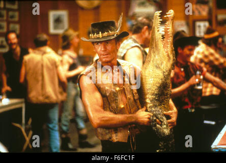 DATE DE SORTIE : Avril 30, 1986. Titre du film : Crocodile Dundee. STUDIO : Paramount Pictures. PLOT : New York Journaliste Sue se rend en Australie pour rencontrer et interviewer Michael J Crocodile Dundee, un homme qui dirige une entreprise de safari et a survécu à une attaque d'un crocodile. Après avoir passé quelques jours à visiter le parc safari, Sue Mick invite à revenir avec elle pour visiter New York. Comment le choc des cultures et différents style de vie affectent le bushman australien ? Comment faire les choses tourner quand Sue falls pour ses charmes ? Sur la photo : Paul Hogan comme Michael J. "Crocodile Dundee". Banque D'Images