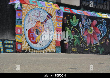 Fresque avec guitare et fleurs sur la A.P.O. En s'appuyant sur la 18e Rue dans le quartier des affaires de Chicago quartier Pilsen mexicain en grande partie. Banque D'Images