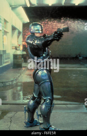 Mai 17, 1987, Dallas, TX, USA ; Photo : une scène de 'RoboCop', un film de 1987 réalisé par Paul Verhoeven avec PETER WELLER, RoboCop et NANCY ALLEN en tant qu'officier Anne Lewis. Banque D'Images
