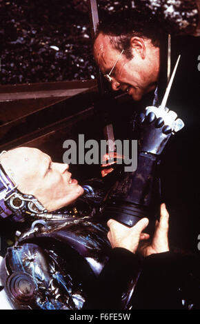 Mai 17, 1987, Dallas, TX, USA ; acteur PETER WELLER stars comme Robocop et KURTWOOD SMITH que Clarence Boddicker dans 'Robocop'. Banque D'Images