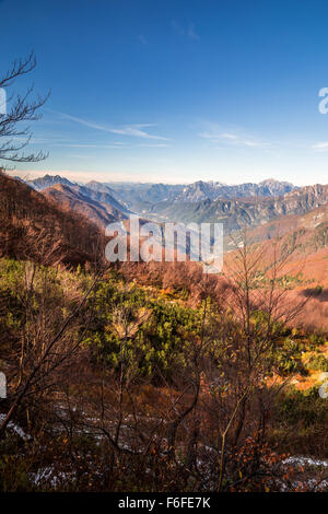 L'automne est à venir dans les Alpes italiennes Banque D'Images