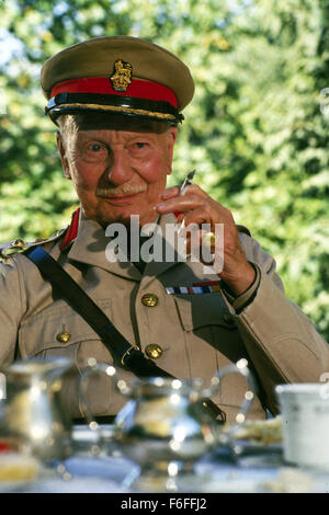 Avril 15, 1988 ; Jérusalem, Israël, John Gielgud comme colonel Carbury dans le mystère du crime film ''Rendez-vous avec la mort'' réalisé par Michael Winner. Banque D'Images