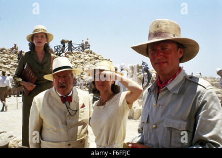 Avril 15, 1988 ; Jérusalem, Israël ; Peter Ustinov (gauche) comme Hercule Poirot dans le mystère du crime film ''Rendez-vous avec la mort'' réalisé par Michael Winner. Banque D'Images