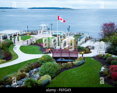 Une vue sur la mer et jardins spa de l'hôtel Oak Bay Beach, Haro, et la mer des Salish. Oak Bay, Victoria, Canada. Banque D'Images