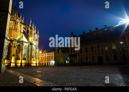 Soleil se couche et la nuit commence à Prague en une journée d'automne Banque D'Images