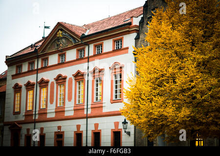 Soleil se couche et la nuit commence à Prague en une journée d'automne Banque D'Images