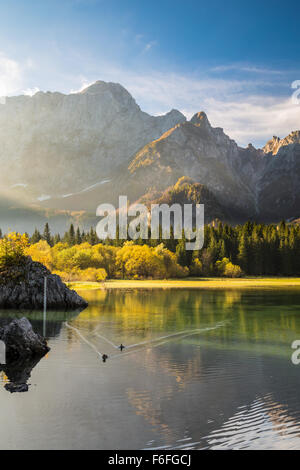 L'automne est à venir dans les Alpes italiennes Banque D'Images