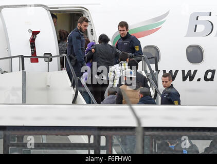 Un groupe d'hommes et de femmes à bord d'un transporteur aérien de l'avion bulgare Bulgarie Air pendant les procédures d'expulsion à l'aéroport de Karlsruhe/Baden-Baden dans Rheinmuenster-Soellingen, Allemagne, 17 novembre 2015. Le groupe a été expulsé vers le Kosovo. PHOTO : ULI DECK/dpa Banque D'Images