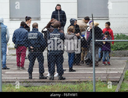 Un groupe d'hommes, femmes et enfants attendent à bord d'un transporteur aérien de l'avion bulgare Bulgarie Air pendant les procédures d'expulsion à l'aéroport de Karlsruhe/Baden-Baden dans Rheinmuenster-Soellingen, Allemagne, 17 novembre 2015. Le groupe a été expulsé vers le Kosovo. PHOTO : ULI DECK/dpa Banque D'Images