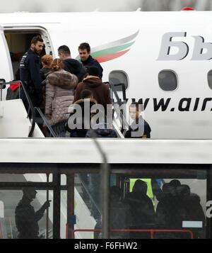 Un groupe d'hommes et de femmes à bord d'un transporteur aérien de l'avion bulgare Bulgarie Air pendant les procédures d'expulsion à l'aéroport de Karlsruhe/Baden-Baden dans Rheinmuenster-Soellingen, Allemagne, 17 novembre 2015. Le groupe a été expulsé vers le Kosovo. PHOTO : ULI DECK/dpa Banque D'Images