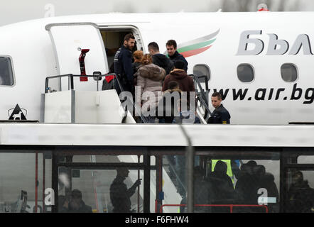 Un groupe d'hommes et de femmes à bord d'un transporteur aérien de l'avion bulgare Bulgarie Air pendant les procédures d'expulsion à l'aéroport de Karlsruhe/Baden-Baden dans Rheinmuenster-Soellingen, Allemagne, 17 novembre 2015. Le groupe a été expulsé vers le Kosovo. PHOTO : ULI DECK/dpa Banque D'Images