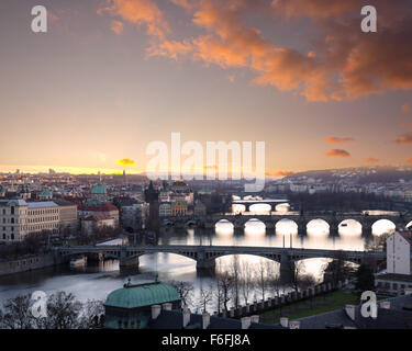 Prague au crépuscule, vue de ponts sur la Vltava Banque D'Images