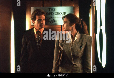 DATE DE SORTIE : Octobre 05, 1990 TITRE DE LA VIDÉO : des corporations STUDIO : de nouveaux horizons Réalisateur : Terence H. Winkless Résumé : Dans le monde frénétique de Wall Street, quatre cadres supérieurs ont un petit problème avec leur patron ; il est mort. Maintenant qu'ils ont à cacher son corps pour les prochaines 24 heures pour extraire le deal du siècle. Photo : PETER SCOLARI comme Simon Tanner et MARY CROSBY comme Jessica Pierce. (Crédit Image : Nouveaux Horizons c/photos) Banque D'Images